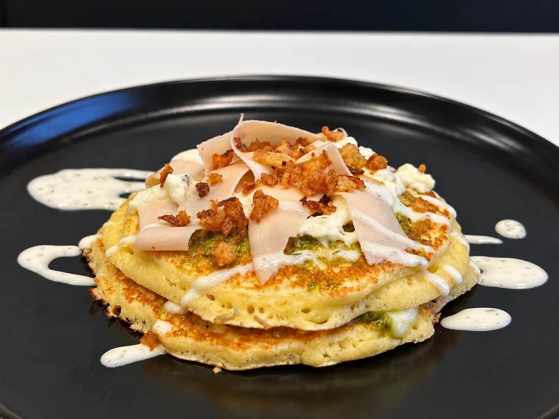 Pancake salato con salsa allo yogurt