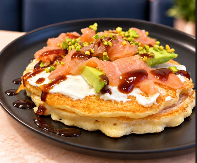 Pancake al salmone e avocado servito da Blumys