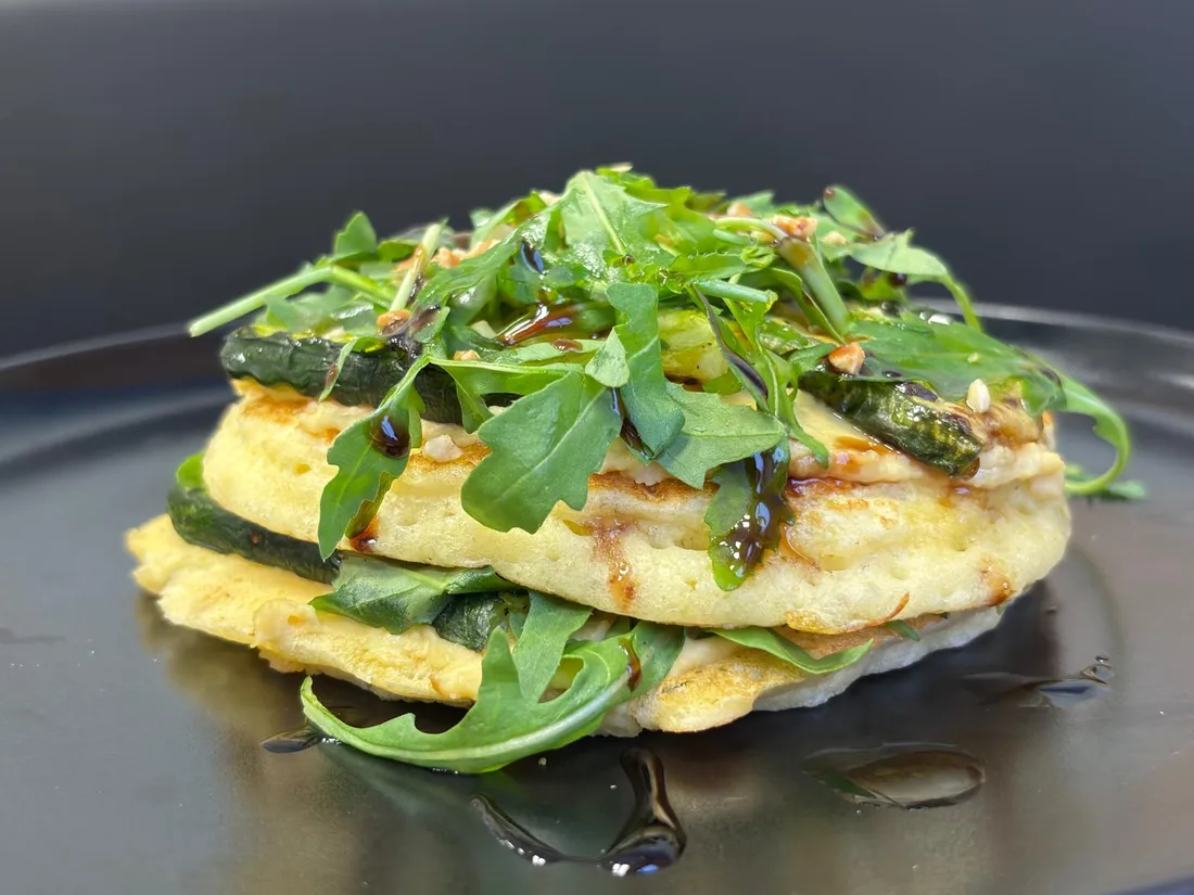 Pancake zucchine e hummus con rucola